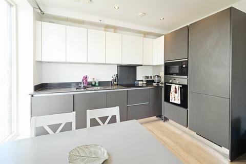 2 bedroom apartment to rent, London SE8