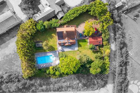 4 bedroom detached house for sale, Highlands Road, Wickford SS11