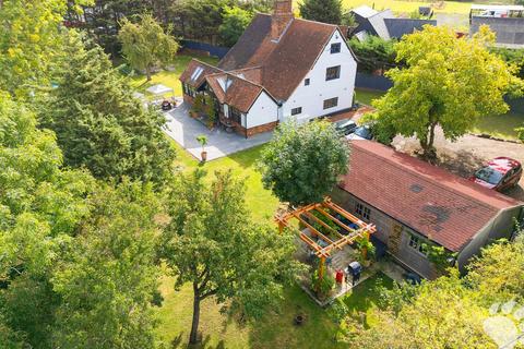 4 bedroom detached house for sale, Highlands Road, Wickford SS11