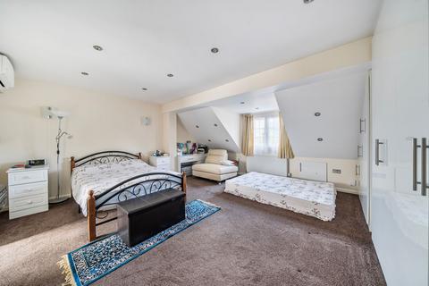 13 Newlyn Close, Uxbridge, UB8 3PA