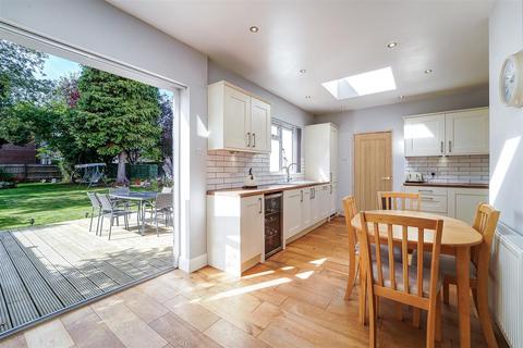 4 bedroom semi-detached house for sale, Brighton Road, Banstead