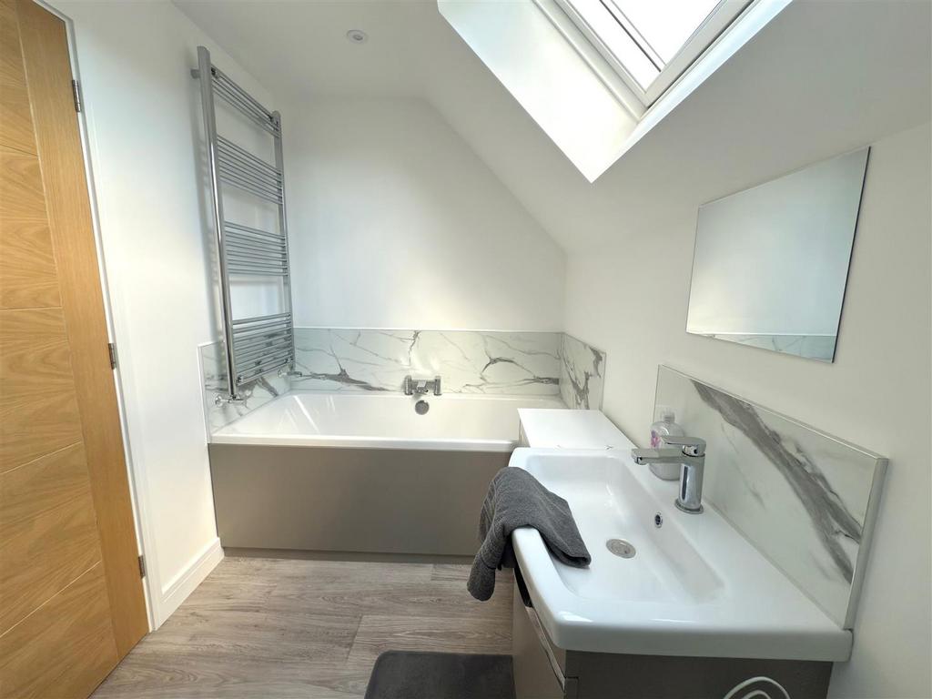 MAIN BATHROOM.jpg