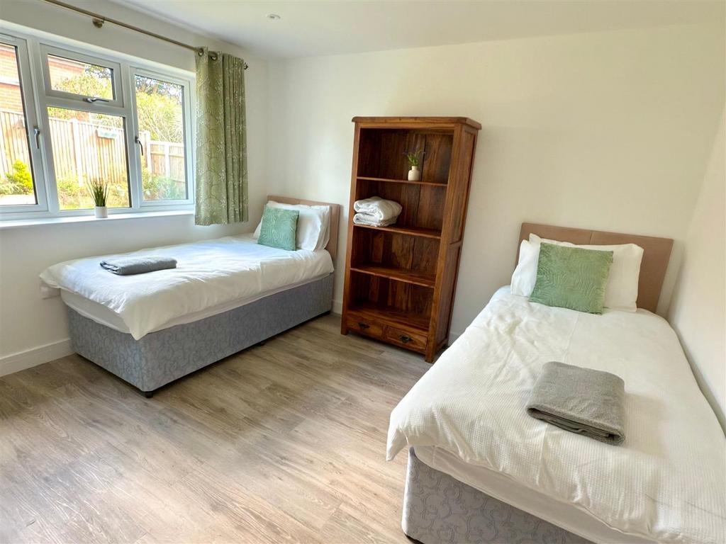 Bed 1.jpg
