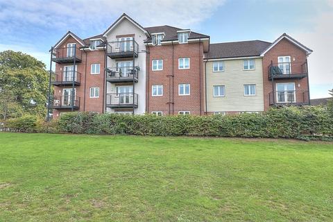 2 bedroom flat for sale, Hut Farm Place, Chandlers Ford