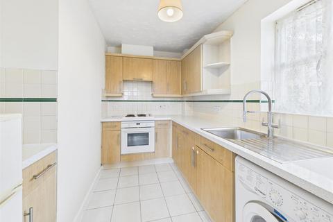2 bedroom flat for sale, Friarscroft Way, Aylesbury HP20