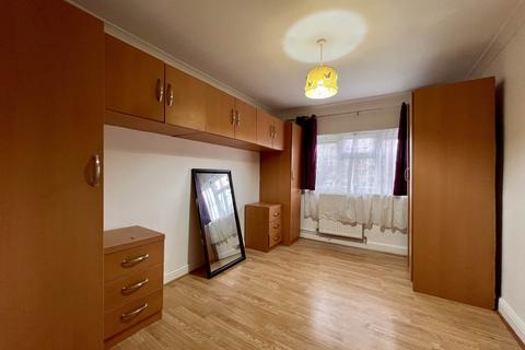 1 bedroom flat for sale, Curzon Cres, Creekmouth, IG11 0LA