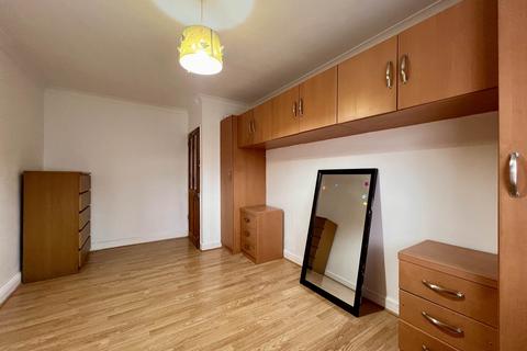 1 bedroom flat for sale, Curzon Cres, Creekmouth, IG11 0LA