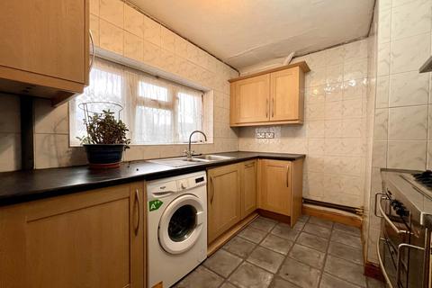 1 bedroom flat for sale, Curzon Cres, Creekmouth, IG11 0LA