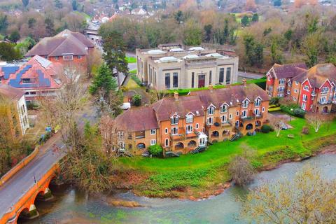 WALLIS MEWS, LEATHERHEAD, KT22