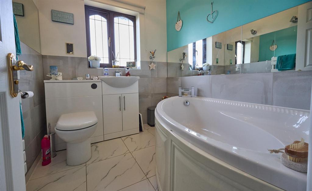 Family Bathroom to Rear