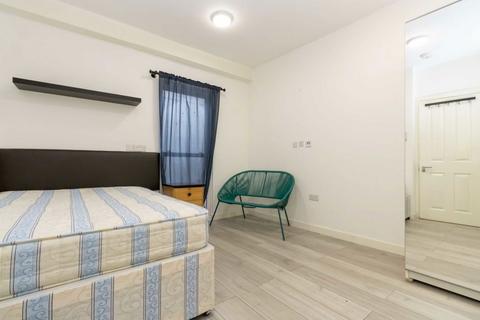 1 bedroom flat to rent, Bear Road, Hanworth TW13