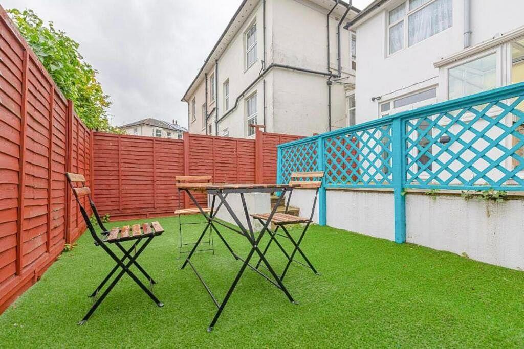 House in Brighton, Round Hill - More