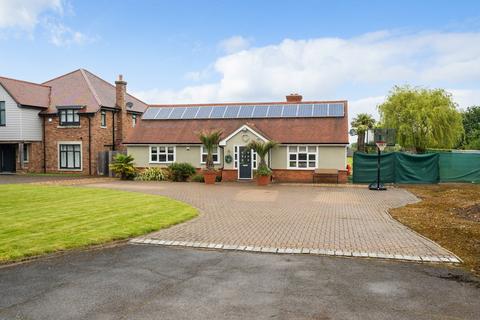 3 bedroom bungalow to rent, Shefford  Road, Meppershall, SG17