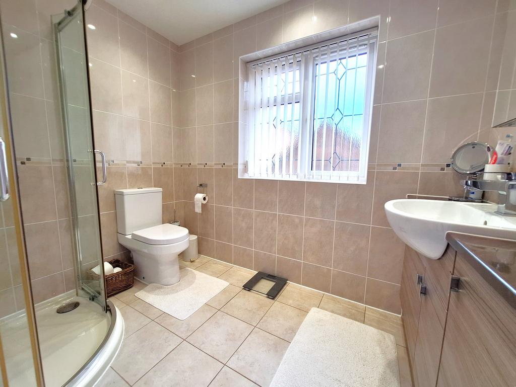 En-suite to master bedroom