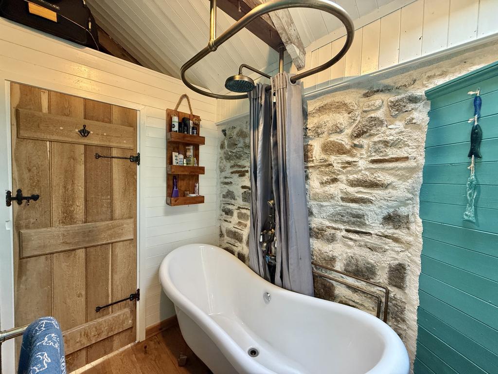 Freestanding Bath with Shower