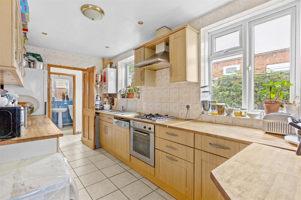 13 Wendover Street, HP11 2 JE-7.jpg