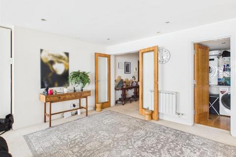 3 bedroom apartment for sale, Prestigious West Park Apartment With Balcony & Sea Views