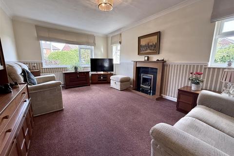 2 bedroom detached bungalow for sale, Newfield Avenue, Kenilworth