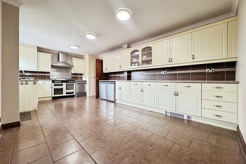 5 bedroom semi-detached house to rent, Doe Quarry Lane, Sheffield S25