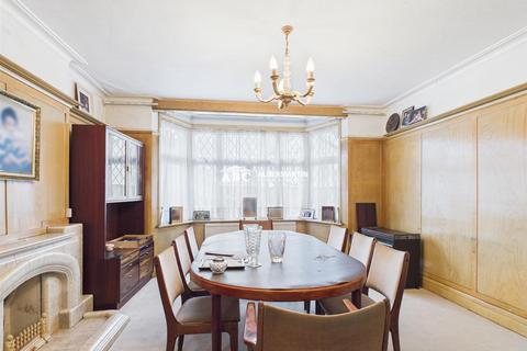5 bedroom detached house for sale, Carlton Close, Edgware