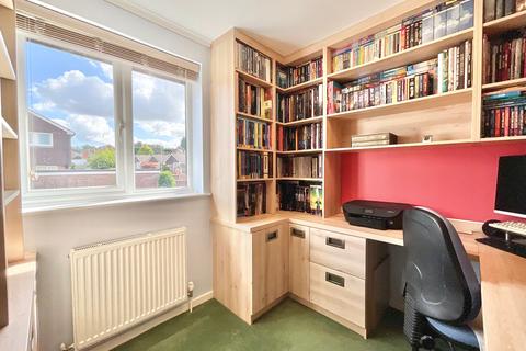 6 Elmstead Close, Stoke-on-trent, ST4 8UX