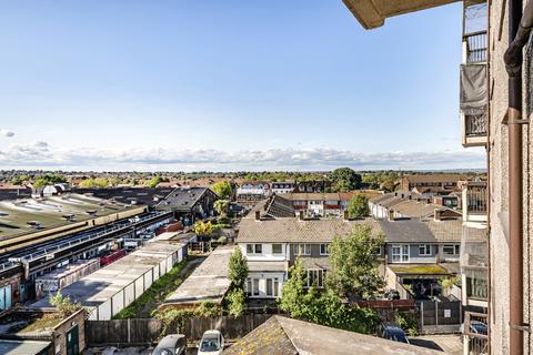 2 bedroom apartment for sale, Becton Place, Erith