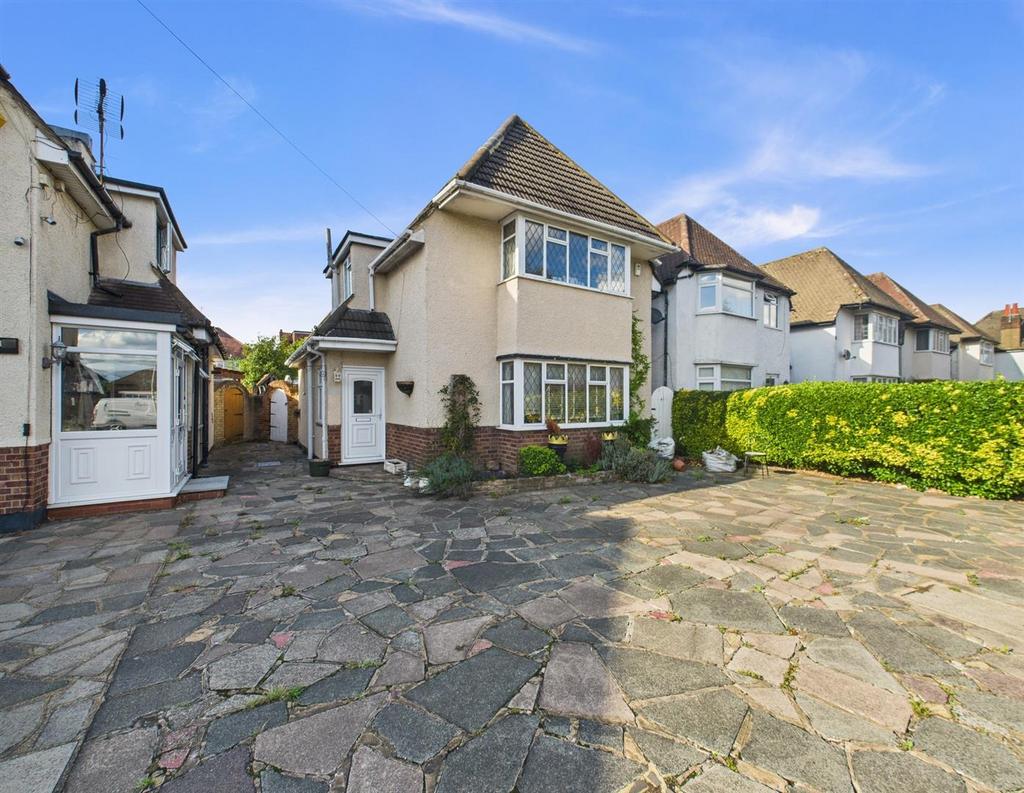 Detached house exterior, driveway