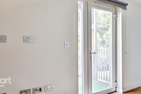 1 bedroom flat for sale, Walton Road, London