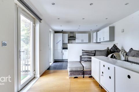 1 bedroom flat for sale, Walton Road, London