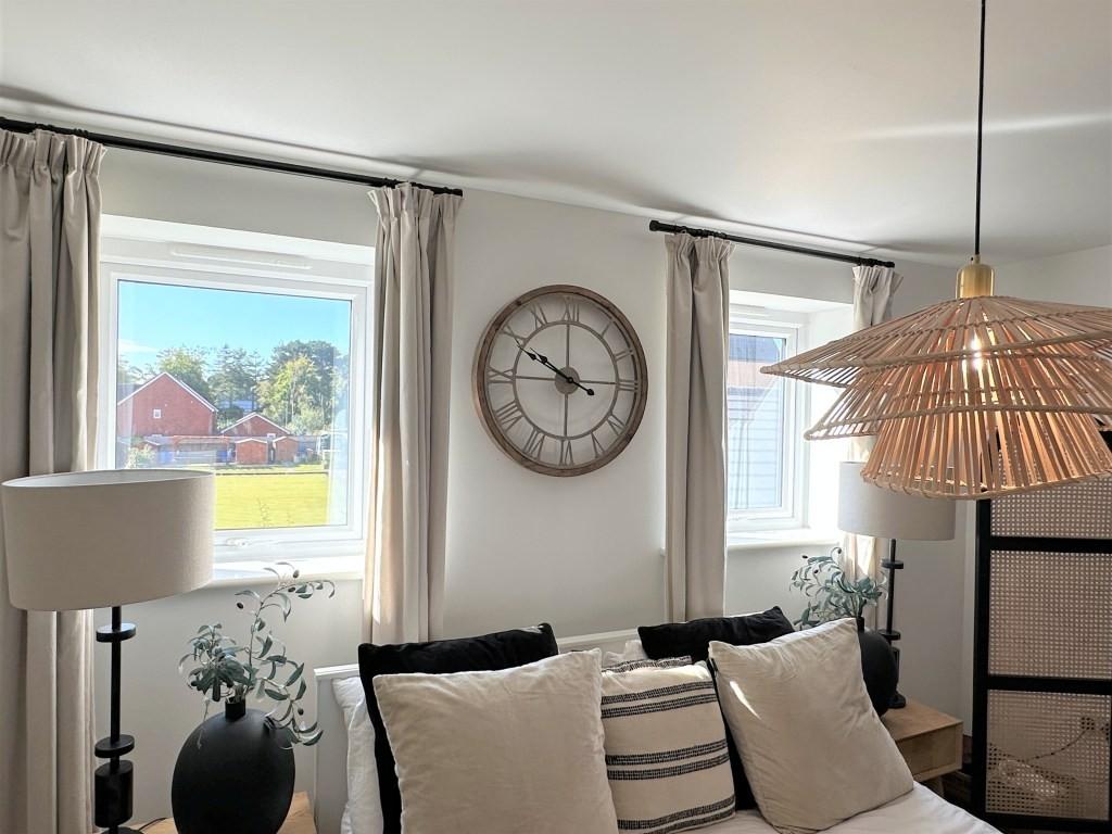 Principal bedroom feature5