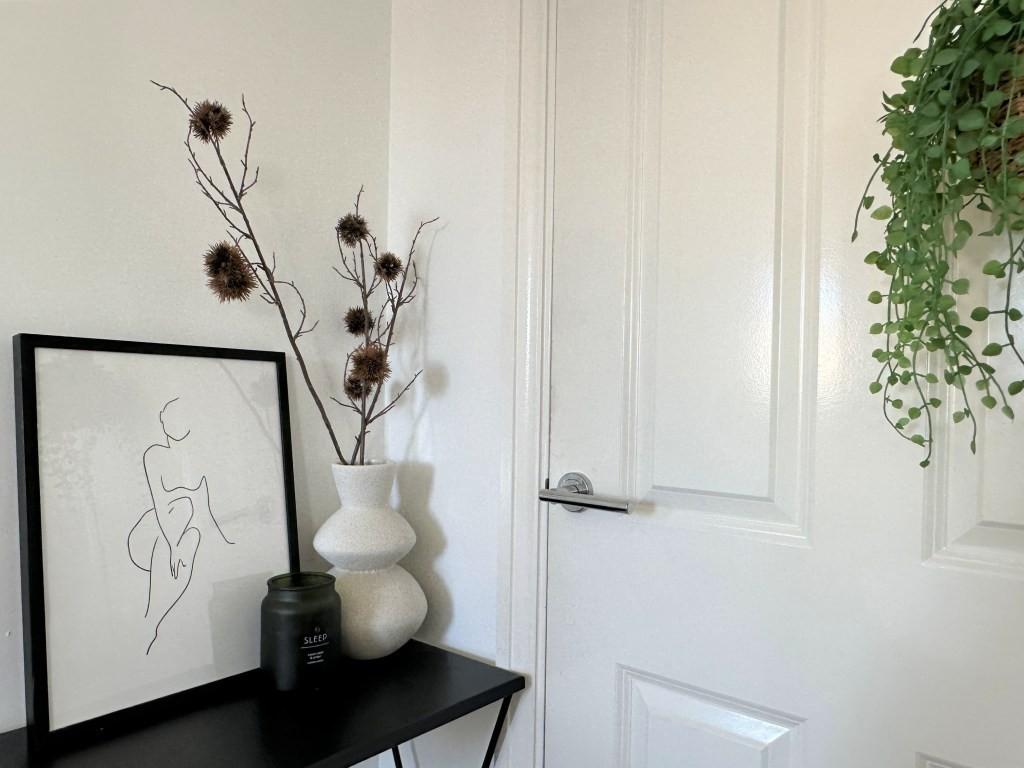 Principal bedroom feature2