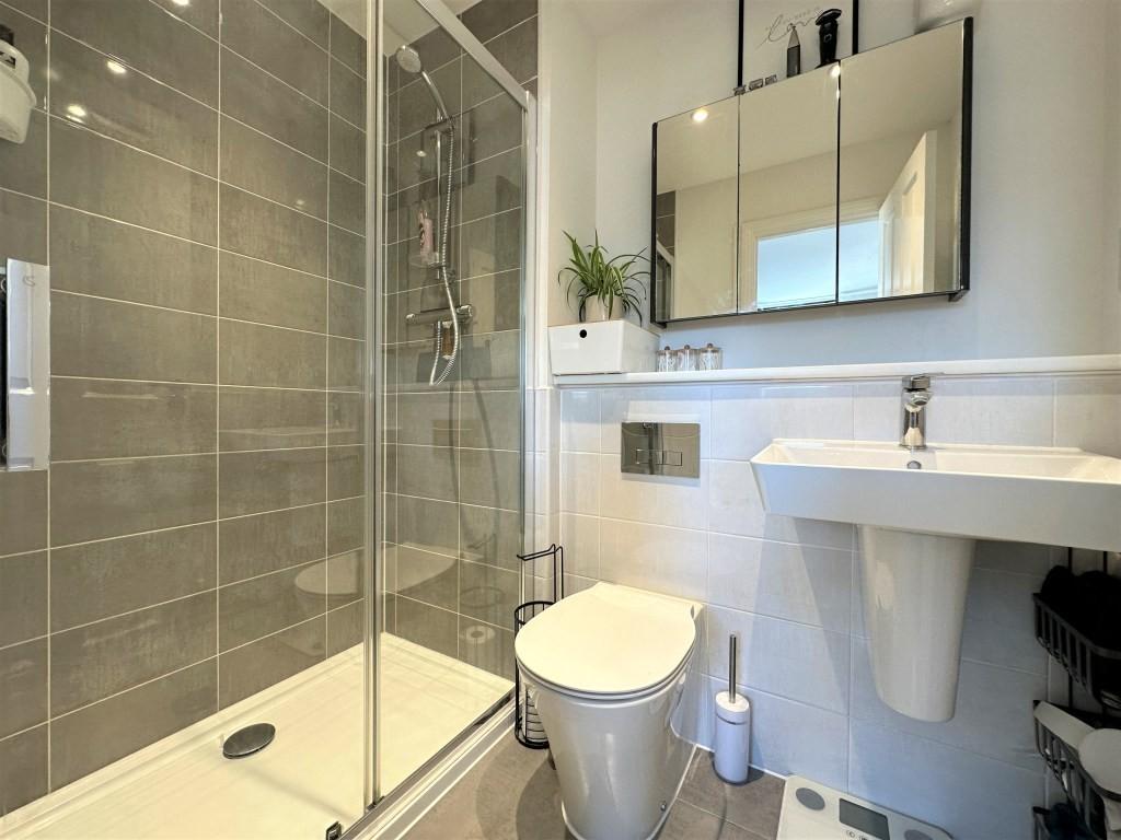Principal bedroom en suite