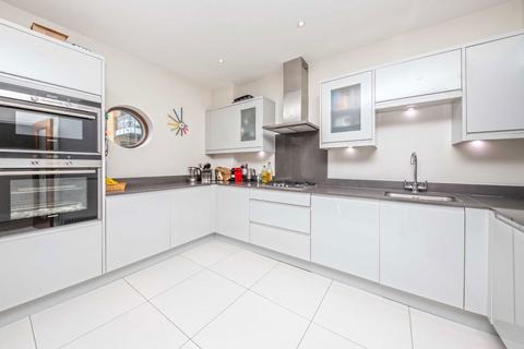 2 bedroom flat to rent, Railshead Road, Isleworth TW7