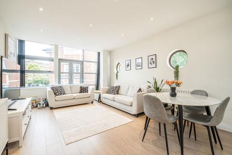 2 bedroom flat to rent, Railshead Road, Isleworth TW7