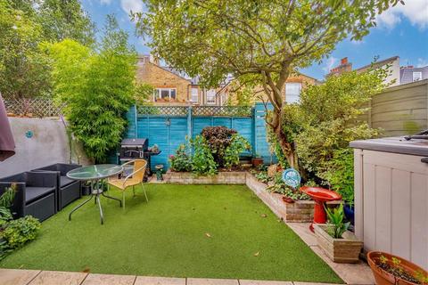 2 bedroom flat for sale, Petley Road, London W6