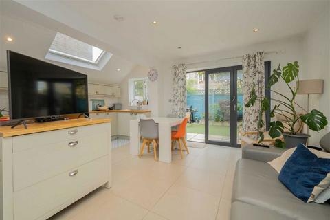 2 bedroom flat for sale, Petley Road, London W6
