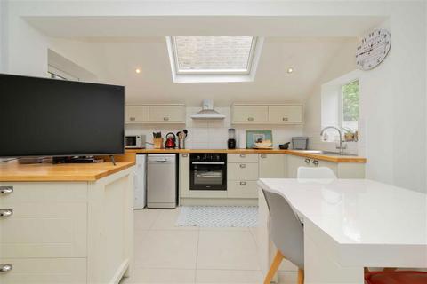 2 bedroom flat for sale, Petley Road, London W6