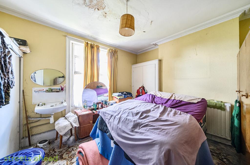 6233a0ee-b652-4f7...