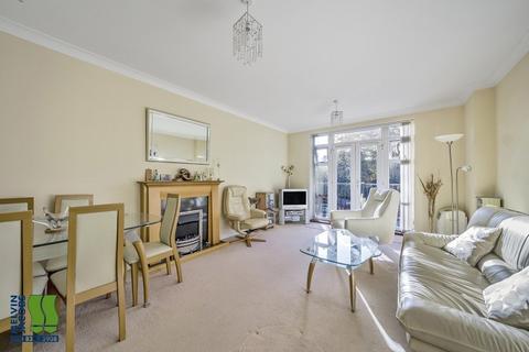 2 bedroom flat for sale, Stonegrove, Edgware, Greater London. HA8 7UH