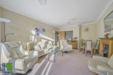2 bedroom flat for sale, Stonegrove, Edgware, Greater London. HA8 7UH
