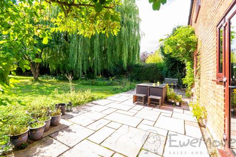 4 bedroom detached house for sale, Wymondham Road, Wreningham, Norwich, Norfolk, NR16