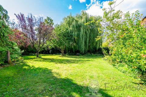 4 bedroom detached house for sale, Wymondham Road, Wreningham, Norwich, Norfolk, NR16