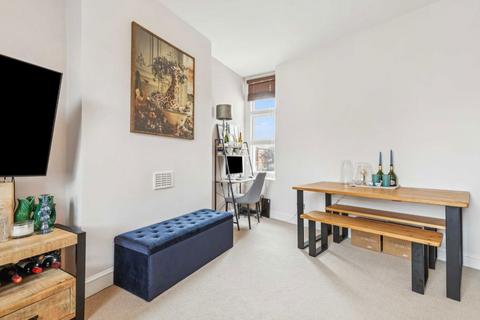 2 bedroom flat for sale, Terrapin Road, London SW17