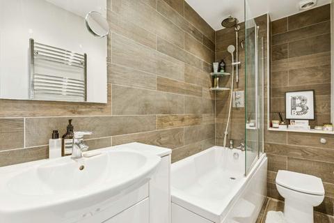 2 bedroom flat for sale, Terrapin Road, London SW17