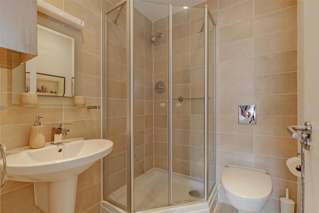 En Suite to bedroom 1