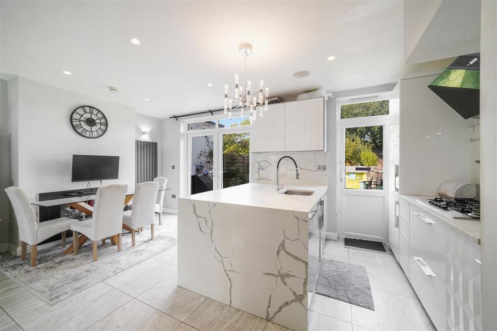 34 Whitton Drive - 2zo35y Xop Hg8 SH1i OPHg.jpg
