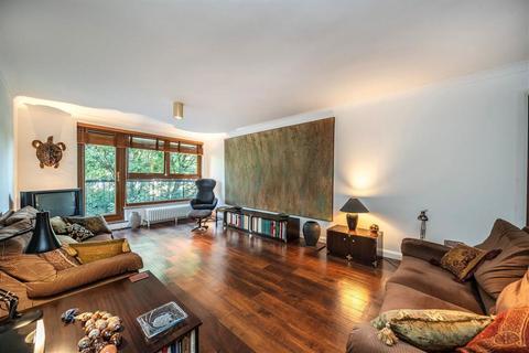 Warwick Drive, London SW15