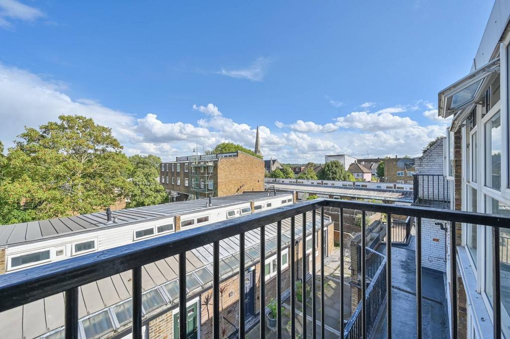 Hardel Walk, Tulse Hill, London, SW2 3 bed maisonette - £2,500 pcm (£ ...