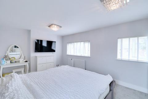 3 bedroom semi-detached house for sale, New Zealand Way, Rainham RM13