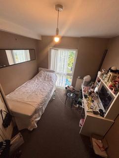 3 bedroom flat for sale, Deborah Close, Isleworth TW7